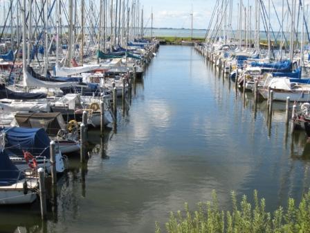 Smal straatje tussen de steigers jachthaven Andijk